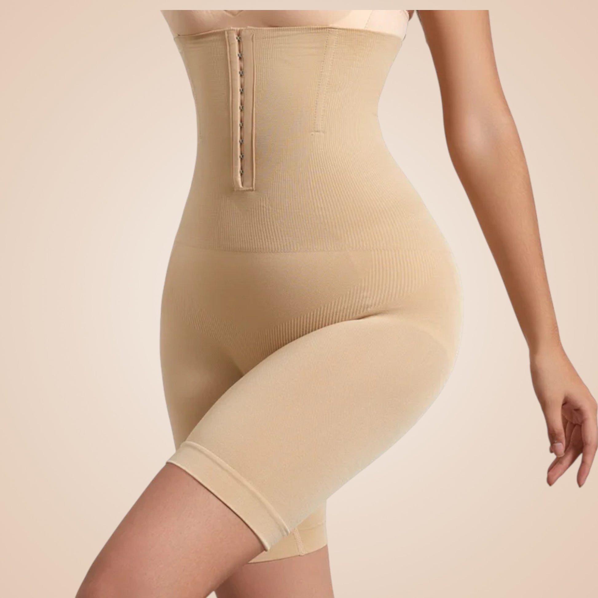Gaine ventre plat nude pour femme, culotte gainante taille haute avec agrafes, lingerie sculptante invisible effet amincissant sous les vêtements clairs.