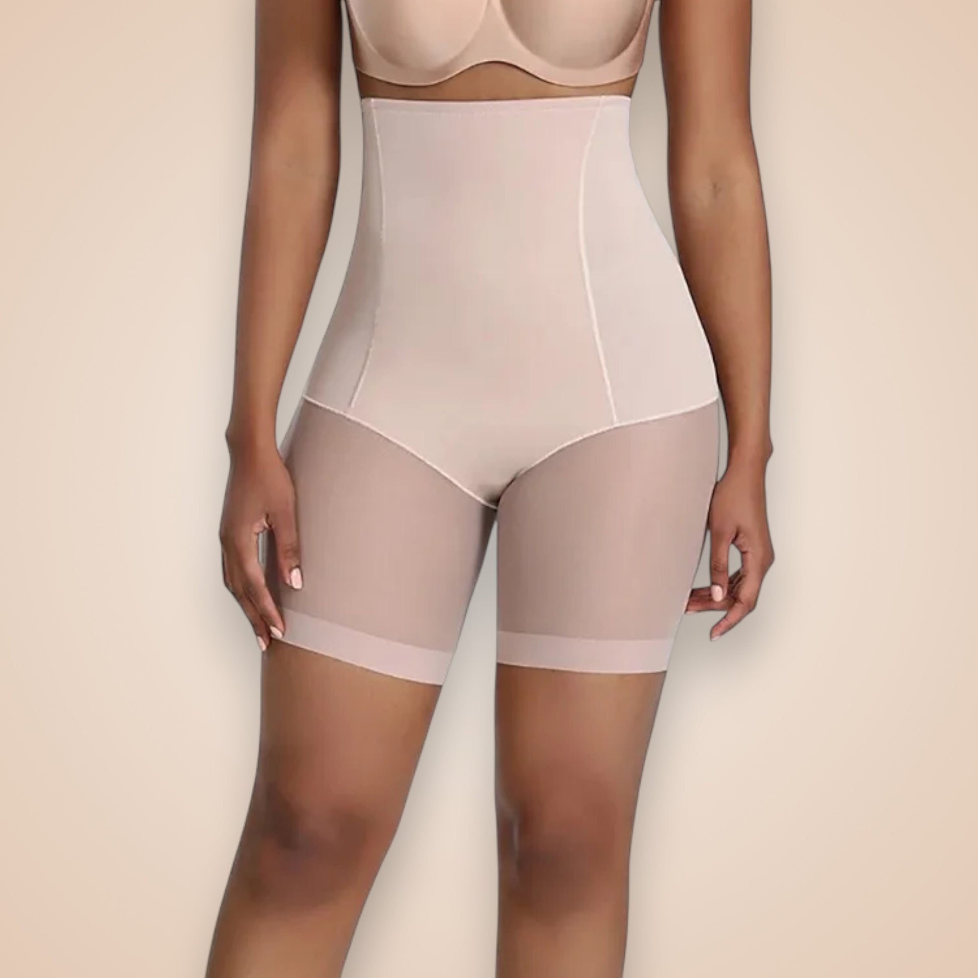 Short gainant couleur nude femme taille haute effet ventre plat, lingerie sculptante avec jambes transparentes et maintien fessier pour une silhouette affinée.
