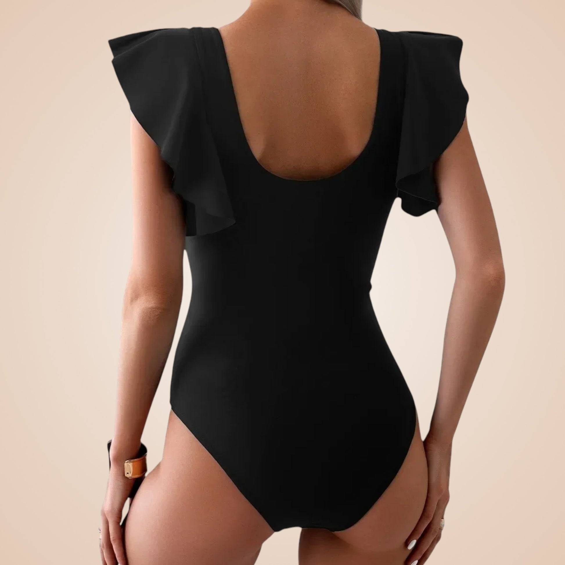 Maillot de bain noir une pièce à volants épaules et dos échancré élégant.