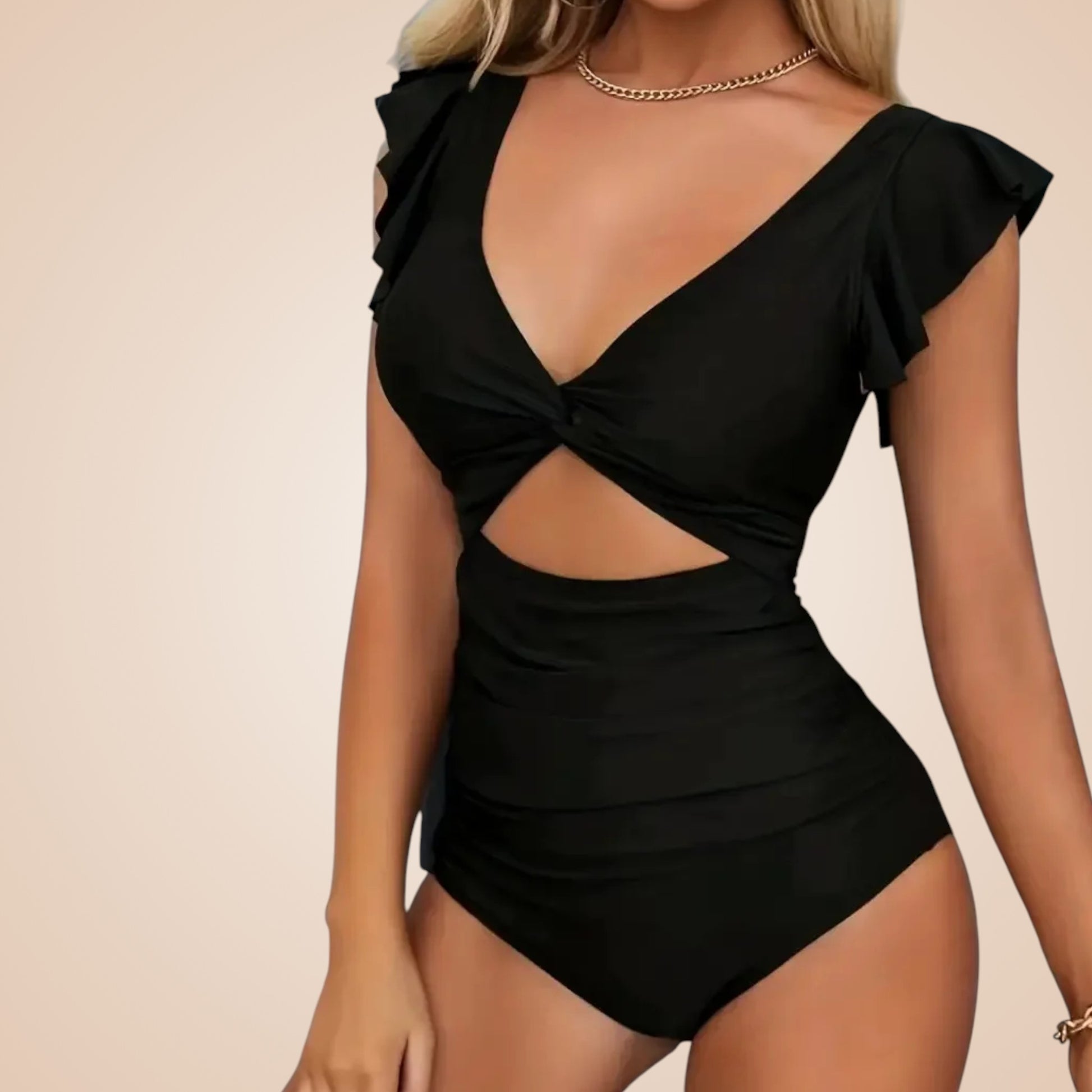 Maillot de bain sculptant noir avec décolleté en V, manches courtes à volants et découpe devant.