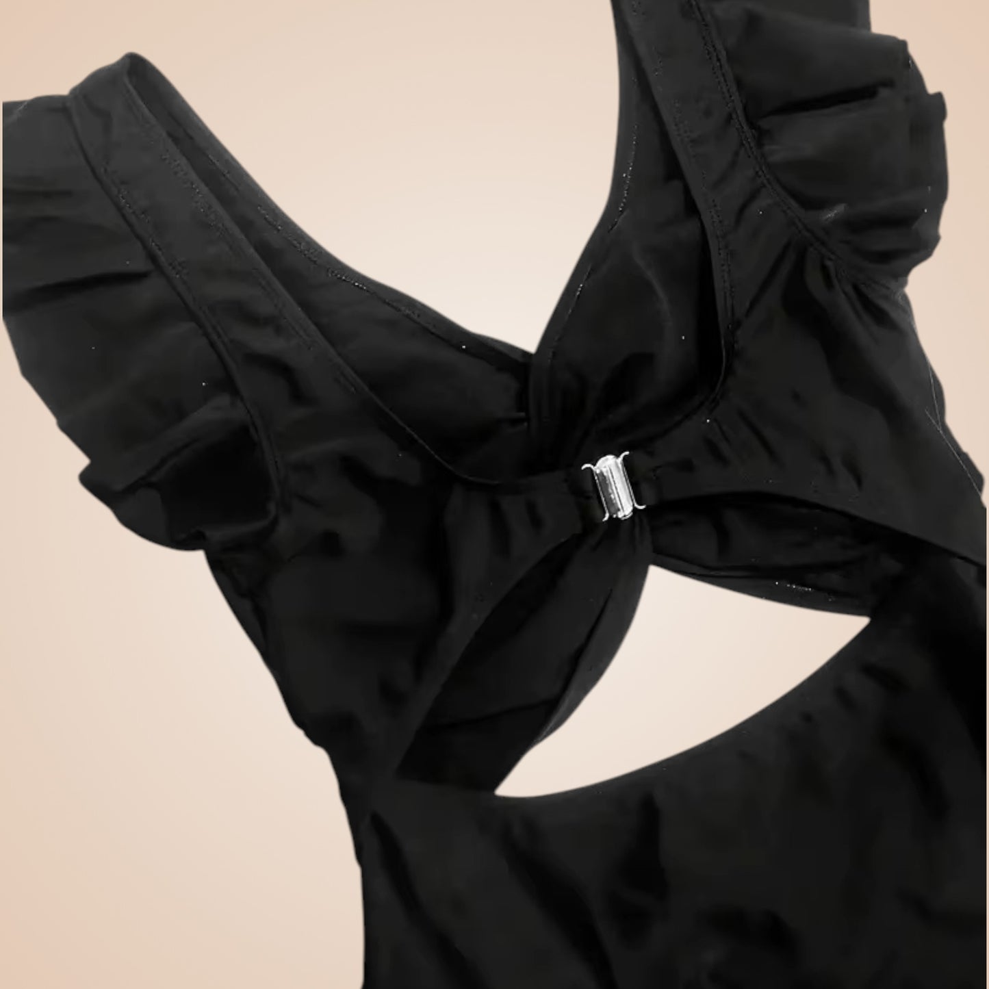 Maillot de bain noir sculptant à bretelles larges et effet froncé sur le devant avec boucle argentée centrale.