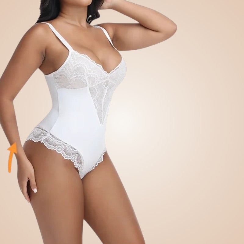 Body gainant Oba blanc porté de trois quarts, avec décolleté et bordures en dentelle.