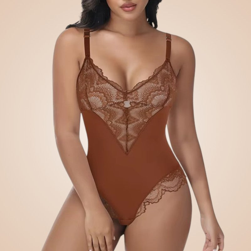 Body gainant Oba marron porté de face, avec décolleté en V et bordures en dentelle.